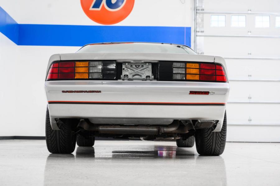  Chevrolet Camaro Z28 IROC-Z (1FP87) 1985 года  (фото 14 из 124)